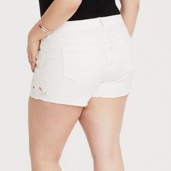 Torrid Cutout Embroidery Skinny Short in White Size 16 - Picture 2 of 7